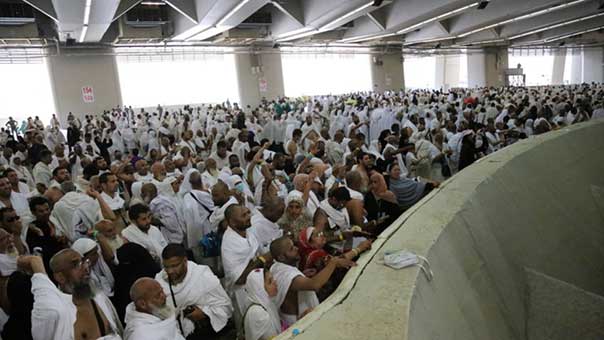 حجاج بيت الله الحرام يواصلون رمي الجمرات في ثاني أيام عيد الأضحى