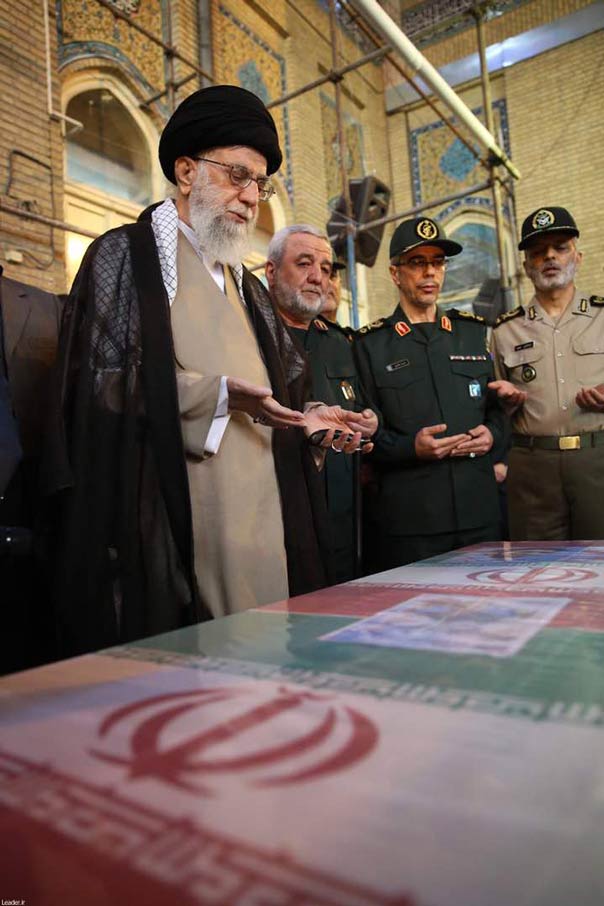 تشييع مهيب للشهيد حججي في طهران.. والإمام الخامنئي يلقي النظرة الأخيرة على جثمانه