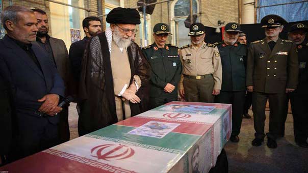 تشييع مهيب للشهيد حججي في طهران.. والإمام الخامنئي يلقي النظرة الأخيرة على جثمانه