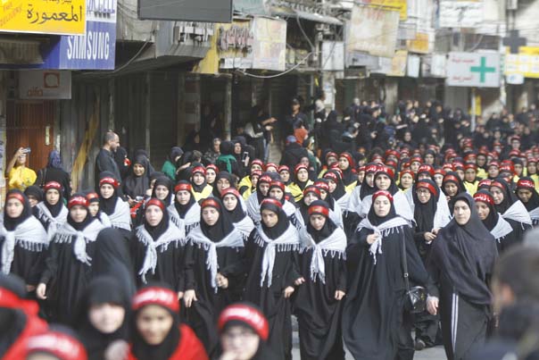 طوفان بشري في الضاحية الجنوبية..بالدموع والقبضات ’ما تركناك يا حسين’