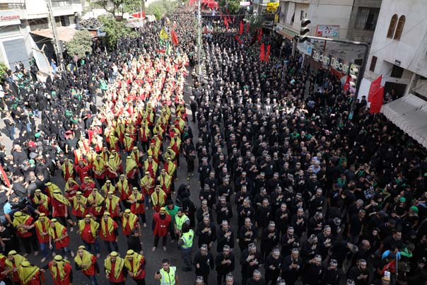 طوفان بشري في الضاحية الجنوبية..بالدموع والقبضات ’ما تركناك يا حسين’