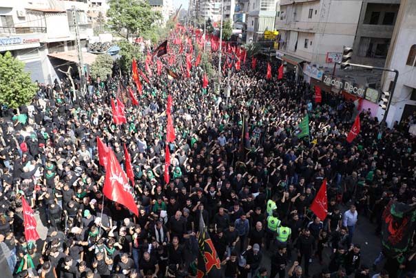 طوفان بشري في الضاحية الجنوبية..بالدموع والقبضات ’ما تركناك يا حسين’