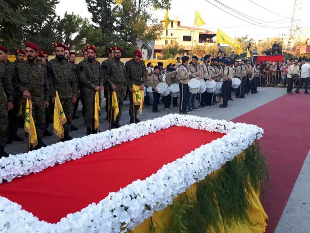 حزب الله وأهالي بلدة العين البقاعية يشيّعون الشهيد القائد علي الهادي العاشق 

