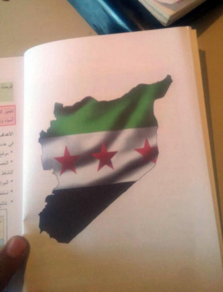بالصور - لبنان: الجمارك تصادر كتباً ممنوعة متوجهة الى مدرسة &rsquo;النور&rsquo; في عرسال