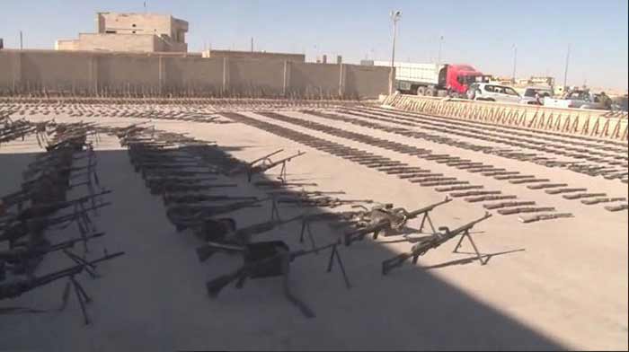 بالصور: الجيش السوري يعثر على أسلحة &rsquo;إسرائيلية&rsquo; في أوكار تنظيم داعش بمدينة الميادين