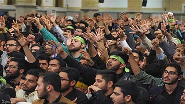 الامام الخامنئي أمام طلاب الجامعات الايرانية: التجارب الماضية تفرض ألّا نثق بالعدو
