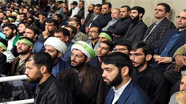 الامام الخامنئي أمام طلاب الجامعات الايرانية: التجارب الماضية تفرض ألّا نثق بالعدو