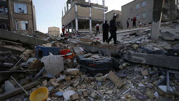 ارتفاع حصيلة ضحايا زلزال ايران إلى 445 قتيلاً و7100 جريح وجهود الاغاثة مستمرة