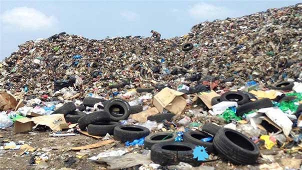 الروائح الكريهة والحشرات تغزو طرابلس بسبب جبل النفايات الآخذ بالتمدد