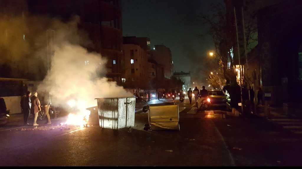 إيران.. هزة &rsquo;طبيعية&rsquo; وليست الزلزال الذي يأملون