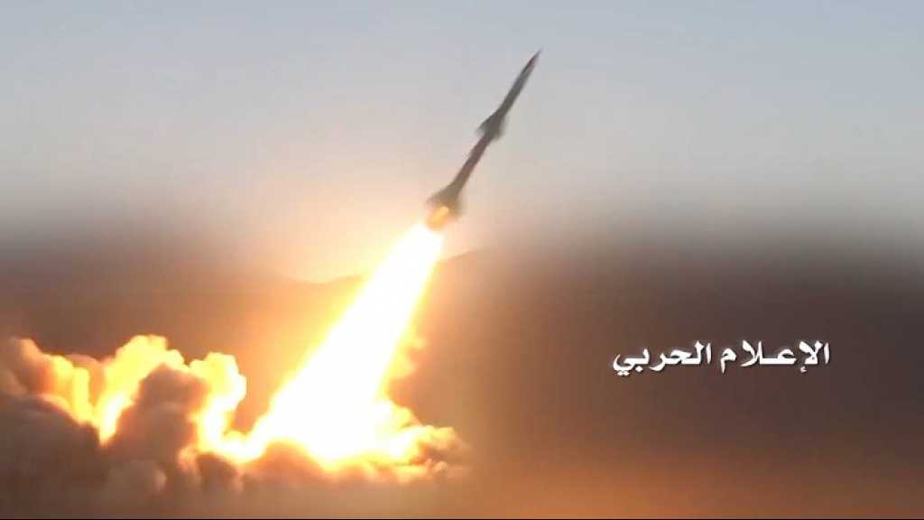 صاروخ باليستي يمني يدك معسكرا لقوى العدوان السعودي في تعز