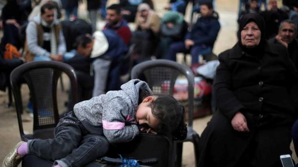 آلاف الفلسطينيين يحتشدون عند معبر رفح بعد أن فتحته مصر مؤقتًا