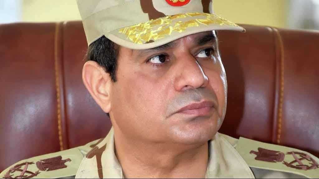 السيسي بالزي العسكري في سيناء متوعدًا بسحق الإرهابيين