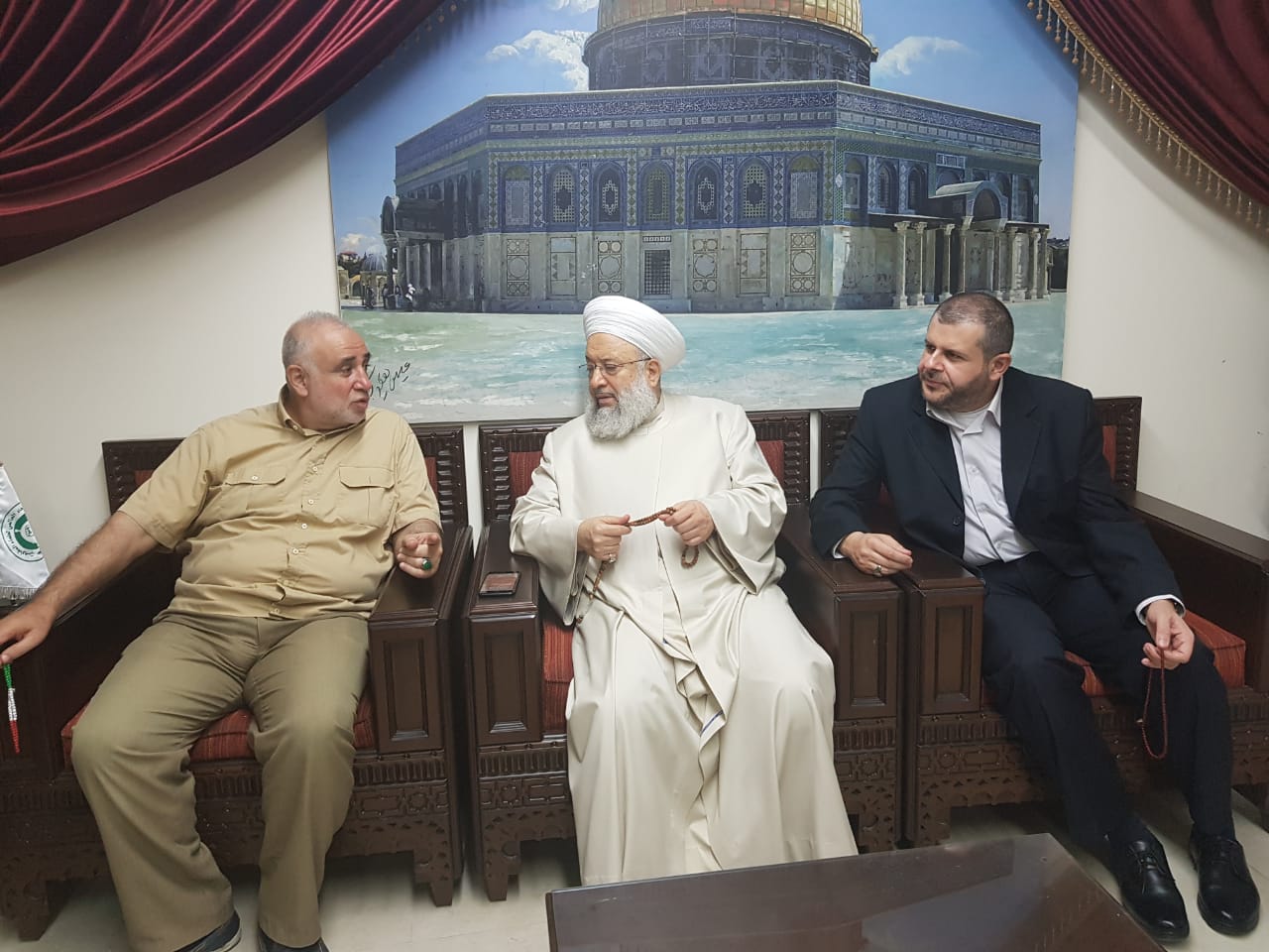 بالصور: وفد من حزب الله يهنئ الفعاليات الصيداوية ويزور روضات الشهداء