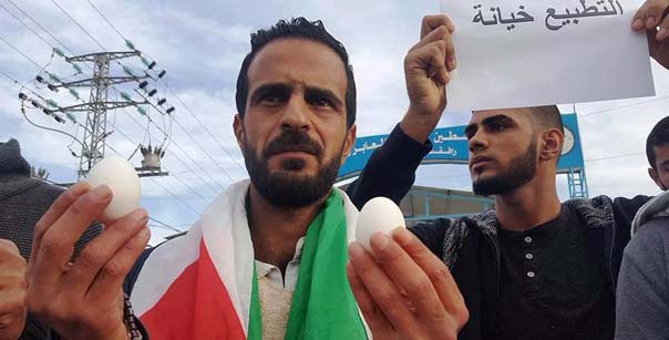 بالصور والفيديو: تحضيرات مميزة لأهالي غزة عند معبر بيت حانون لاستقبال الوفد البحريني المطبّع!