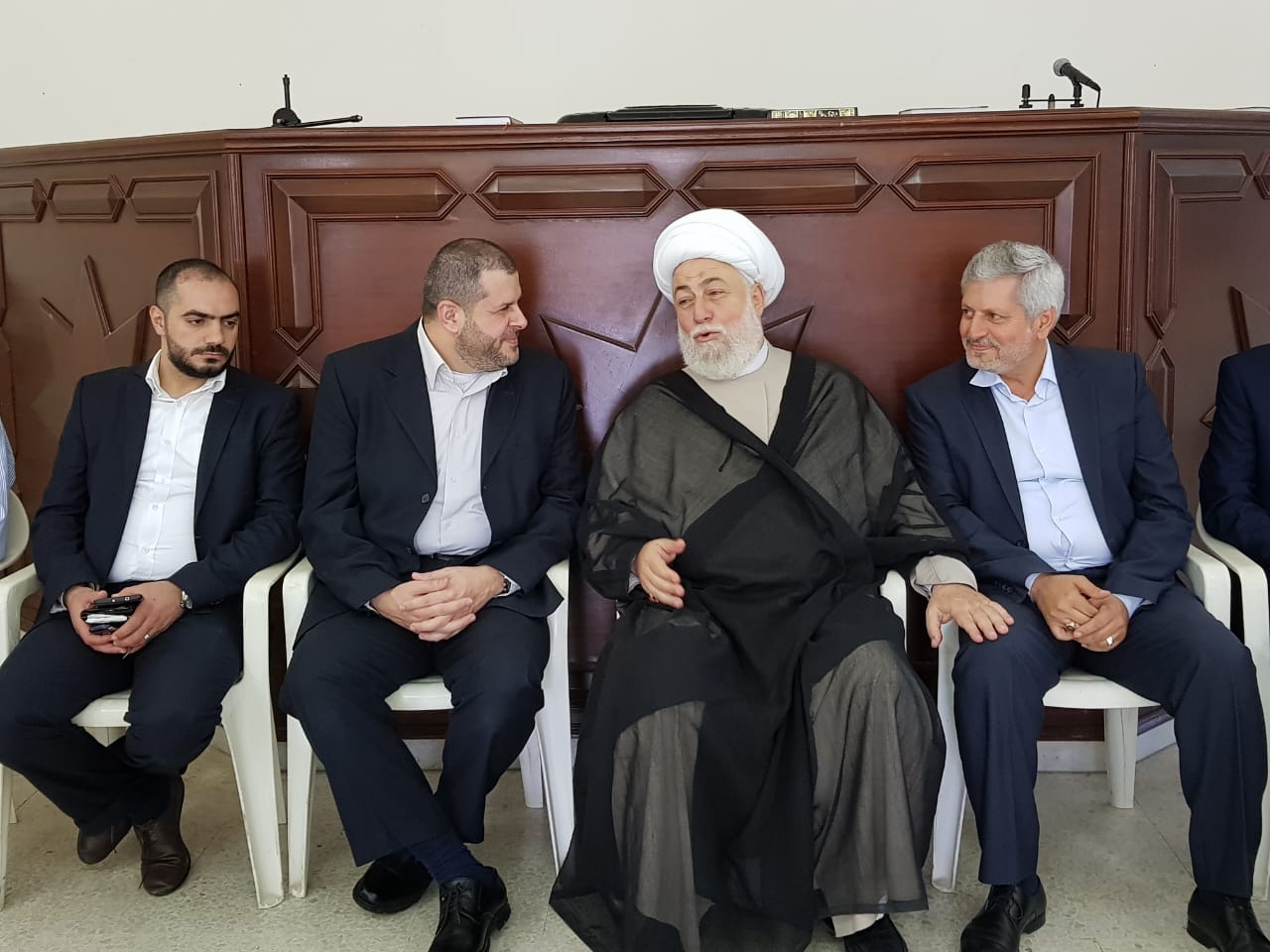 بالصور: وفد من حزب الله يهنئ الفعاليات الصيداوية ويزور روضات الشهداء