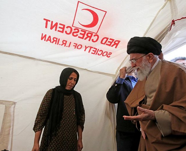  الإمام الخامنئي يجول في المناطق المنكوبة بسبب زلزال كرمنشاه ويشيد بالجهود الإغاثية