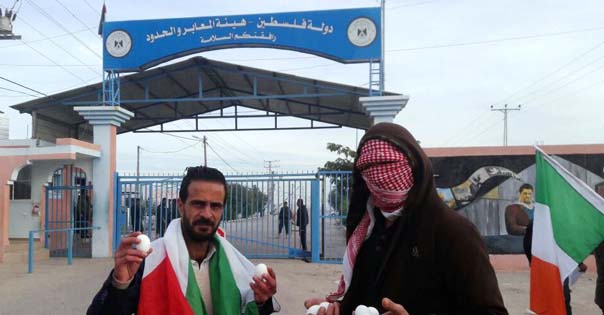 بالصور والفيديو: تحضيرات مميزة لأهالي غزة عند معبر بيت حانون لاستقبال الوفد البحريني المطبّع!