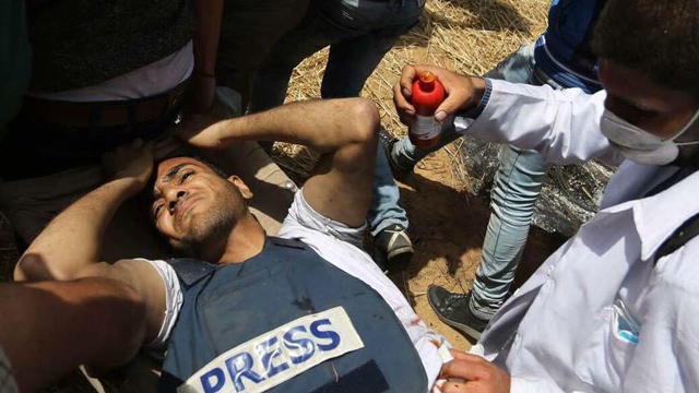 الاحتلال يستهدف الصحفيين في ’مخيمات العودة’ عند حدود قطاع غزة