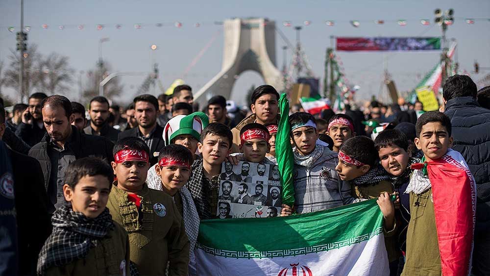 الشباب الايرانيون يسطرون ملحمة في دعم الثورة الاسلامية