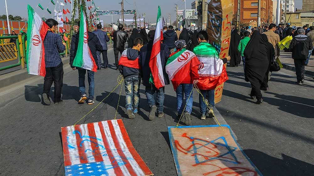 الشباب الايرانيون يسطرون ملحمة في دعم الثورة الاسلامية