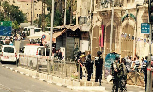 انتشار كثيف لشرطة العدو في منطقة باب العامود استشهاد شاب فلسطيني بعد طعنه شرطيين صهيونيين قرب باب العامود في القدس المحتلة