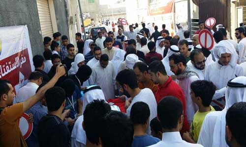 الأمن البحريني يقمع مسيرة ضخمة مؤيدة لمقاطعة الإنتخابات