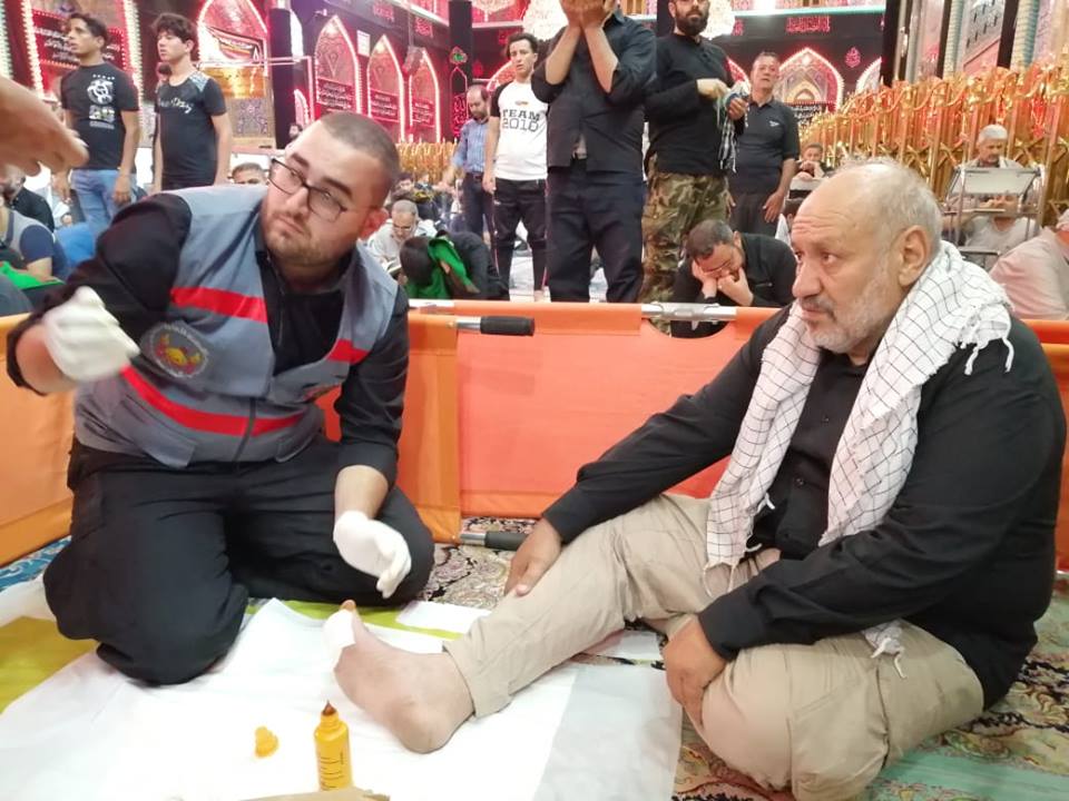 بالصور: الدفاع المدني الهيئة الصحية بخدمة زوار الامام الحسين داخل الحرم الشريف 