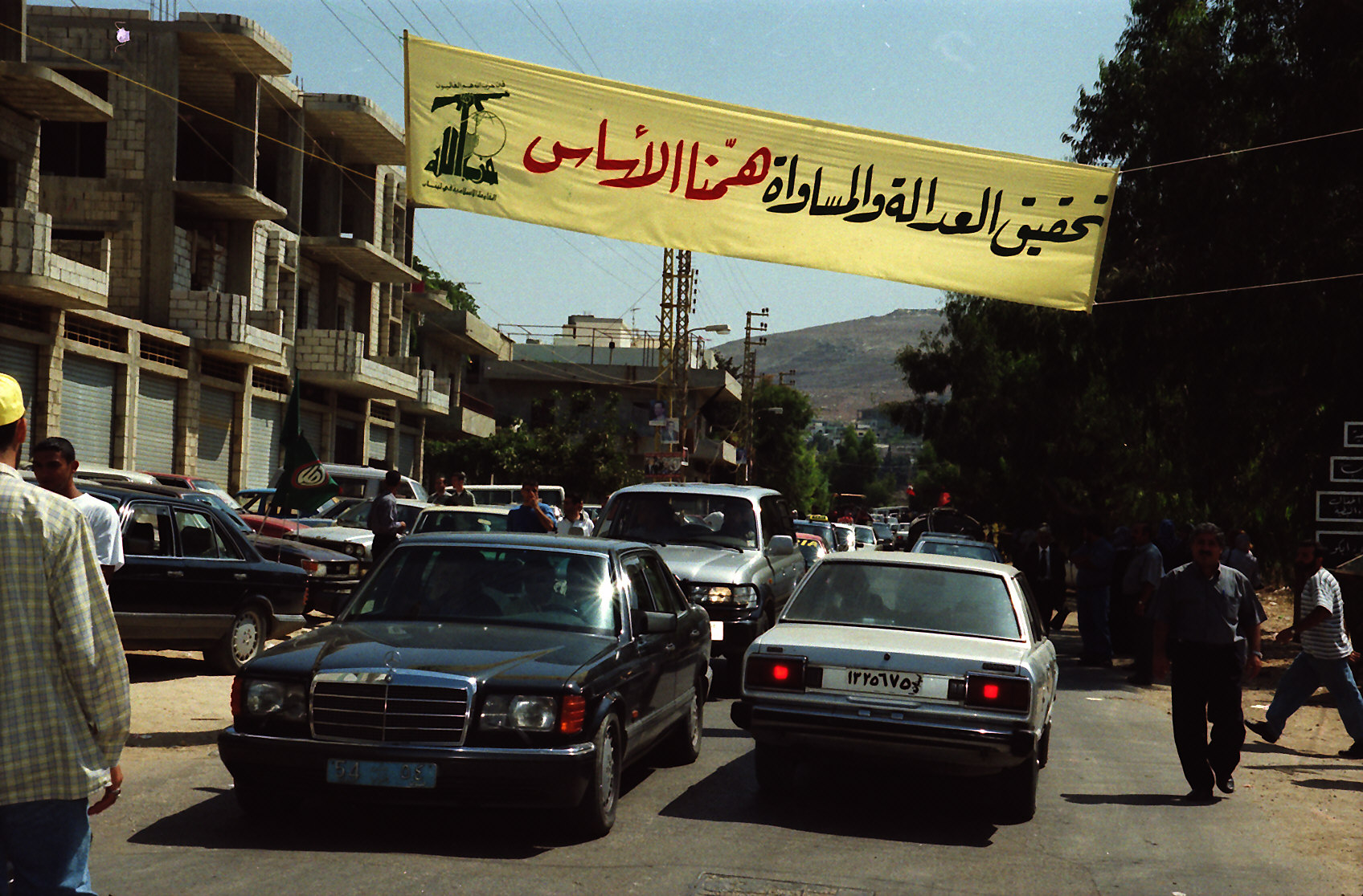 شعارات حزب الله الانتخابية منذ 1992.. &rsquo;سنخدمكم بأشفار عيوننا&rsquo; ـ بالصور