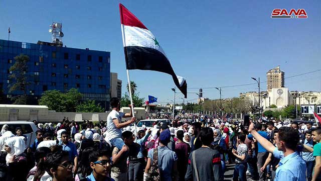 بالصور: تجمع جماهيري في ساحة &rsquo;الأمويين&rsquo; بدمشق احتفالا بانتصارات الجيش السوري على الإرهاب