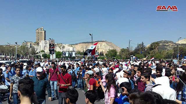 بالصور: تجمع جماهيري في ساحة &rsquo;الأمويين&rsquo; بدمشق احتفالا بانتصارات الجيش السوري على الإرهاب
