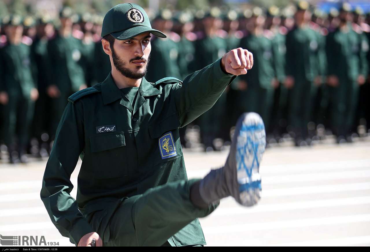 الإمام الخامنئي: الأعداء عاجزون عن ارتكاب حماقة ضدّ إيران