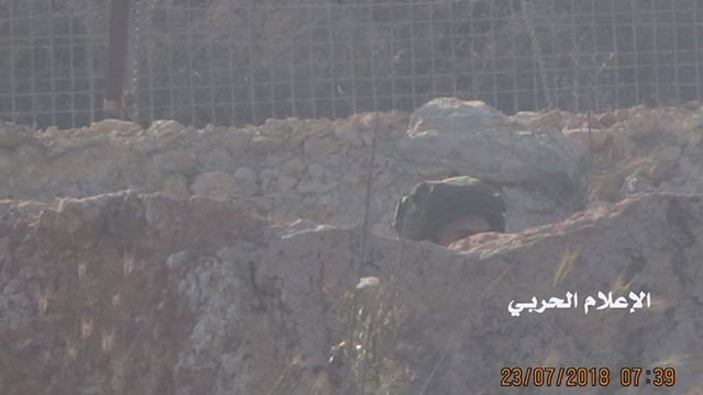 بالصور.. جرافات العدو تستمر بأعمال الحفر في ميس الجبل