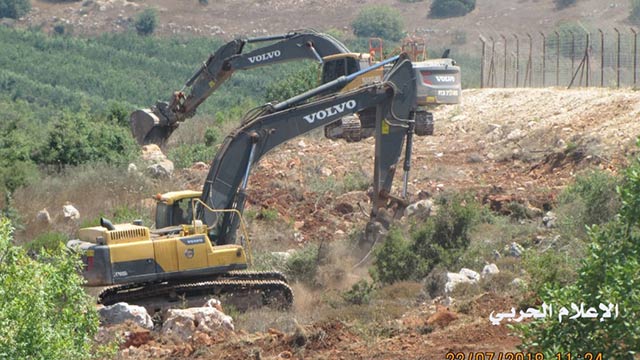 بالصور.. جرافات العدو تستمر بأعمال الحفر في ميس الجبل