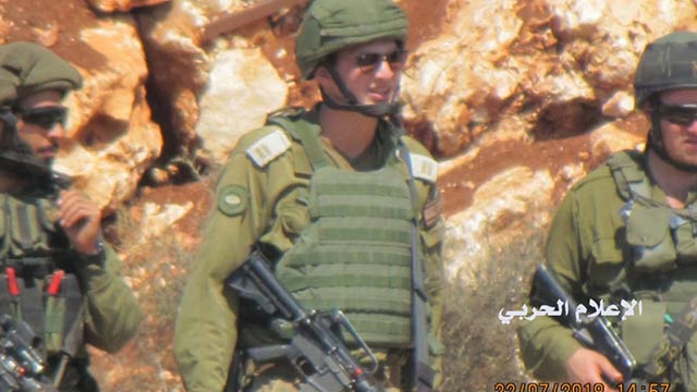 بالصور.. جرافات العدو تستمر بأعمال الحفر في ميس الجبل