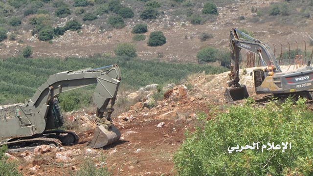 بالصور.. جرافات العدو تستمر بأعمال الحفر في ميس الجبل