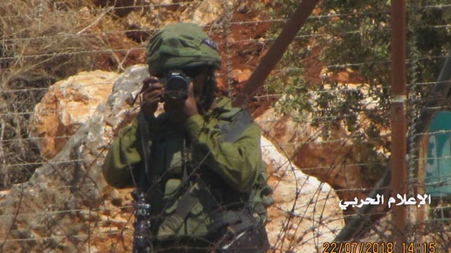 بالصور.. جرافات العدو تستمر بأعمال الحفر في ميس الجبل
