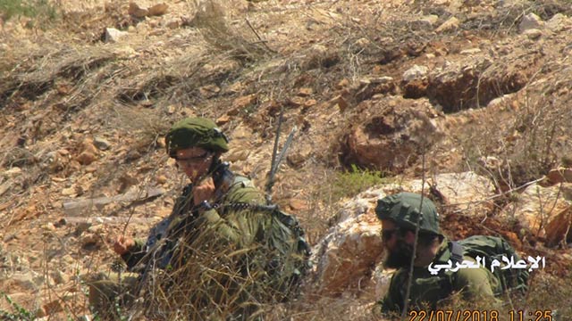 بالصور.. جرافات العدو تستمر بأعمال الحفر في ميس الجبل