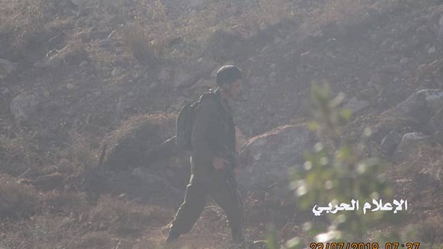 بالصور.. جرافات العدو تستمر بأعمال الحفر في ميس الجبل